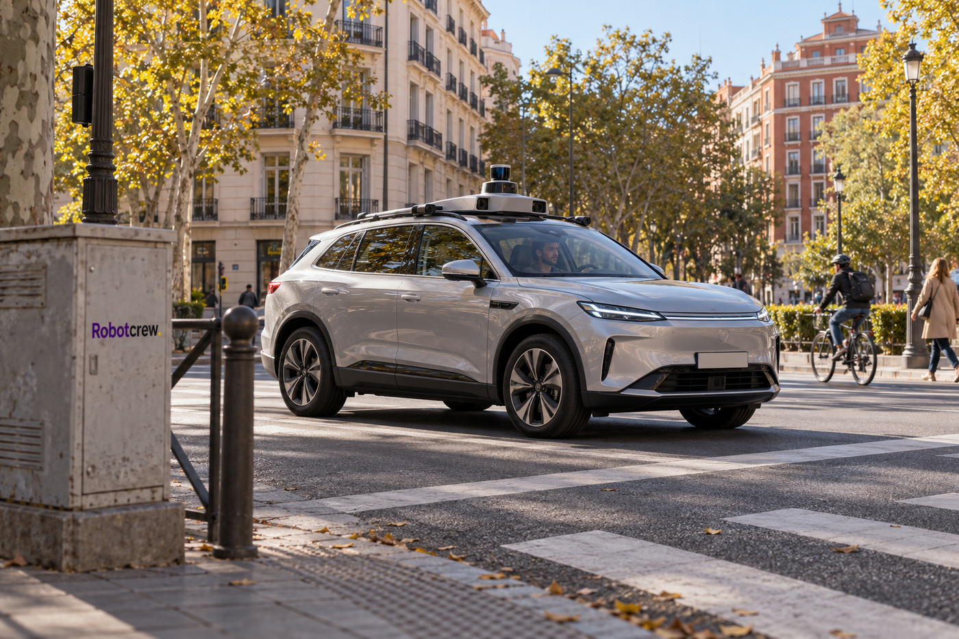 Ilustración editorial de un SUV eléctrico genérico con conductor visible y sensores en el techo circulando por una calle urbana madrileña; una placa RobotCrew aparece en un armario de servicios.