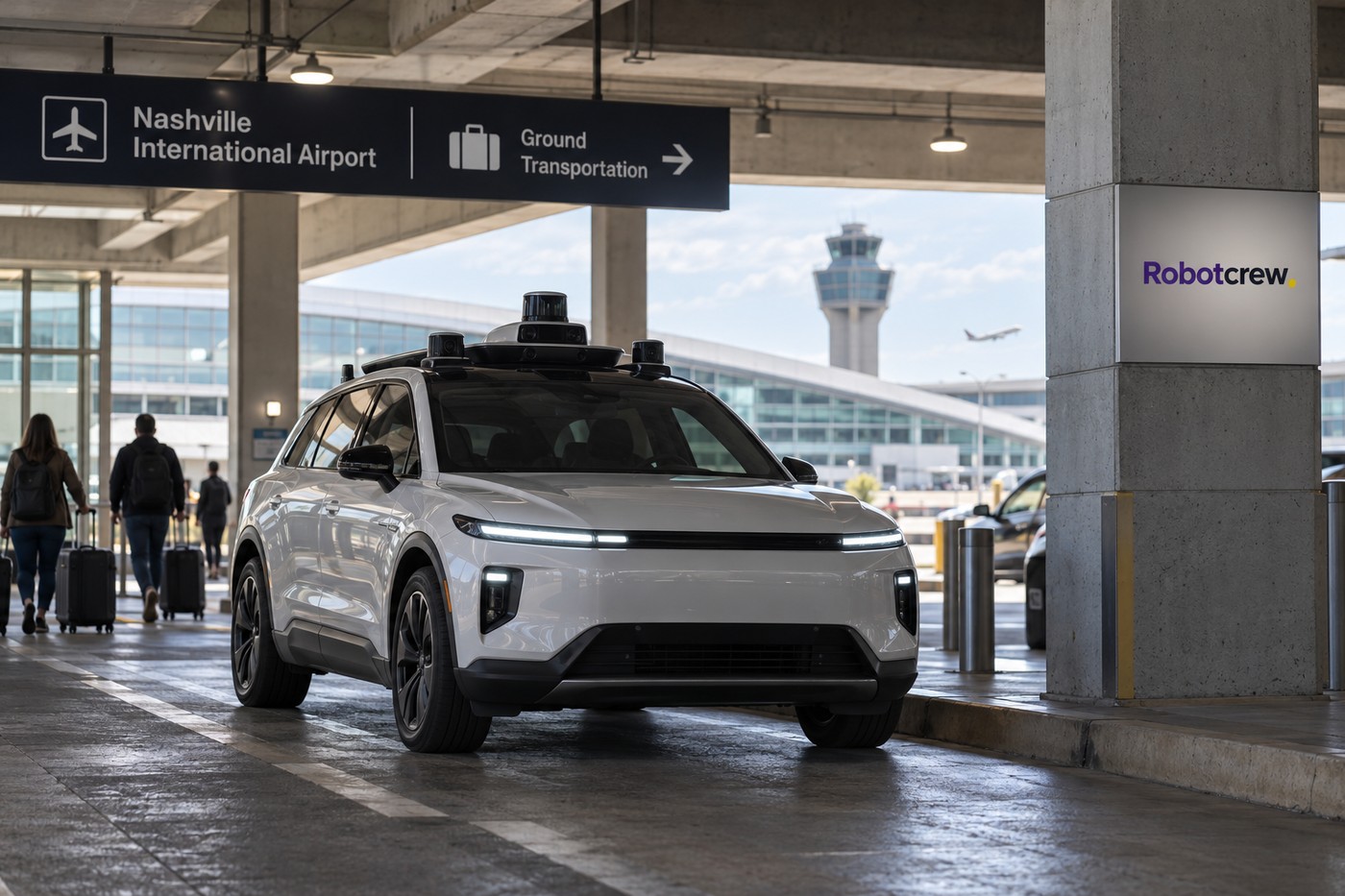 Un robotaxi eléctrico sin marcas espera bajo el letrero de transporte terrestre del aeropuerto internacional de Nashville; imagen ilustrativa.